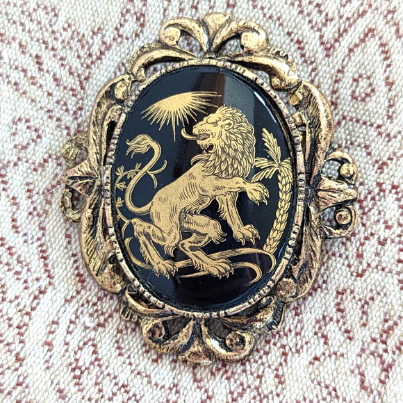 Vintage Damascene Brooch Gold Tone Framed with Heraldry Lion or Leo 1970s - Picture 6 of 9